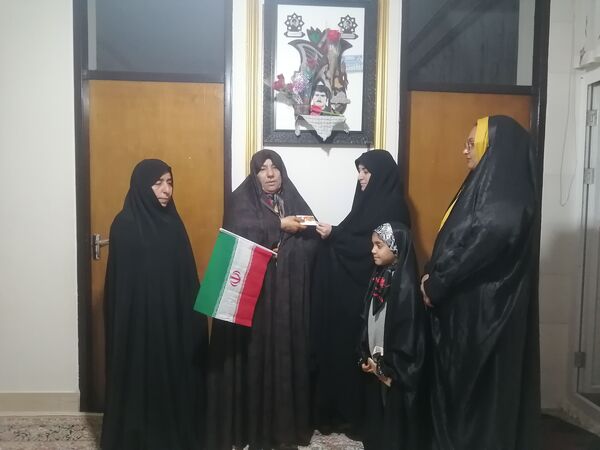 دیدار گروه جهادی شهید صمدی با خانواده شهید نیکدل