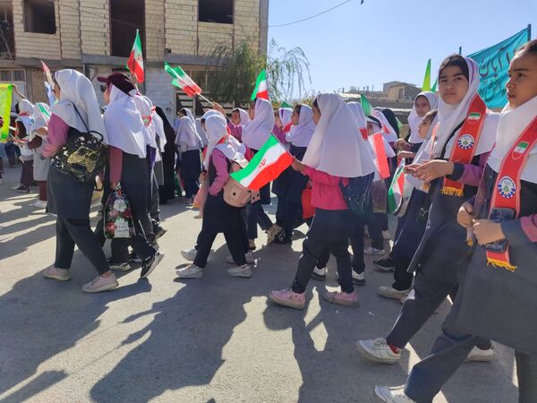 حضور گسترده دانش آموزان سورشجان در راهپیمایی ۱۳ آبان؛ فریاد ایستادگی در برابر استکبار جهانی