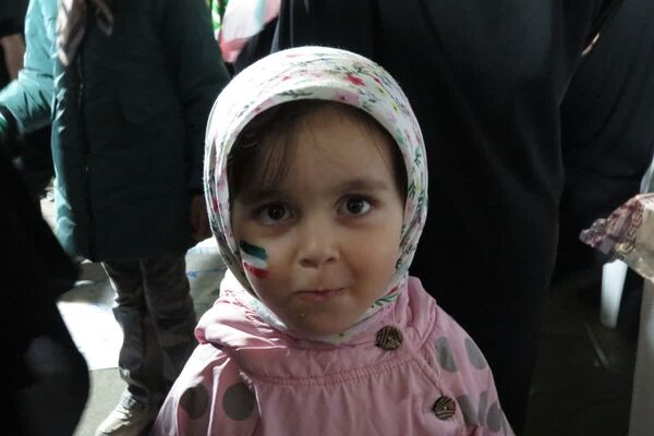 چهل روز از شهادت رهبرمان گذشت اما مردممان همچنان در میدانند