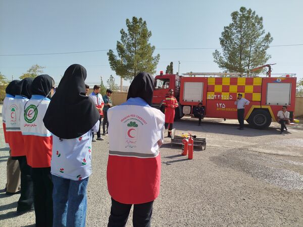 مانور آتش نشانی به مناسبت هفته پدافند غیر عامل در دانشگاه پیام نور کاشمر