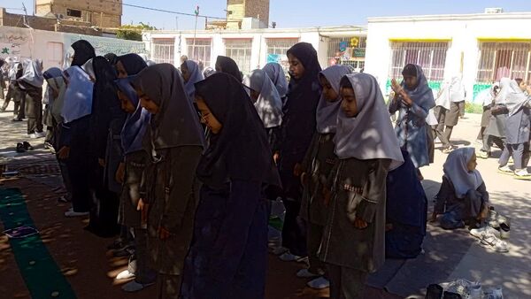 برپایی نماز جماعت  در دبستان شهید نجفی فدافن 