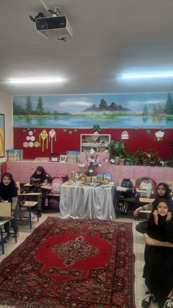 عطر مطالعه در کافه کتاب کلاس پنجم دبستان شاهد بنت‌الحسین تبریز