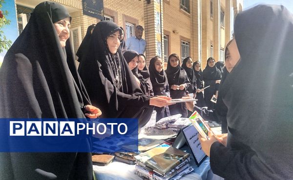 مراسم تقدیر از دانش آموزان فعال در پروژه مهر در دبیرستان دخترانه حضرت زینب (س)