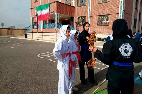 افتتاح زمین چمن مصنوعی آموزشگاه دخترانه شاهد فرهنگ همزمان با جشن ۲۲ بهمن