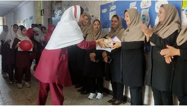 ویژه برنامه هفته معلم در دبستان استقلال حاجی آباد