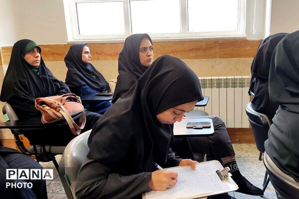  جلسه ضمن خدمت در دبیرستان نمونه‌دولتی ولایت بهارستان‌دو