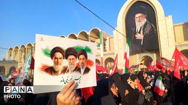 وداع با رهبر شهید انقلاب اسلامی امام خامنه‌ای و خانواده شهید  ایشان در مصلی امام خمینی(ره) 