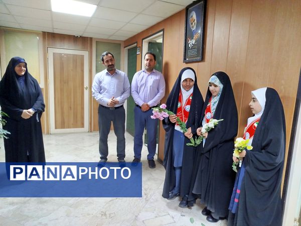 اهدای گل به کارکنان اداره‌کل آموزش و پرورش شهرستان‌های تهران به‌مناسبت بزرگداشت روز معلم 