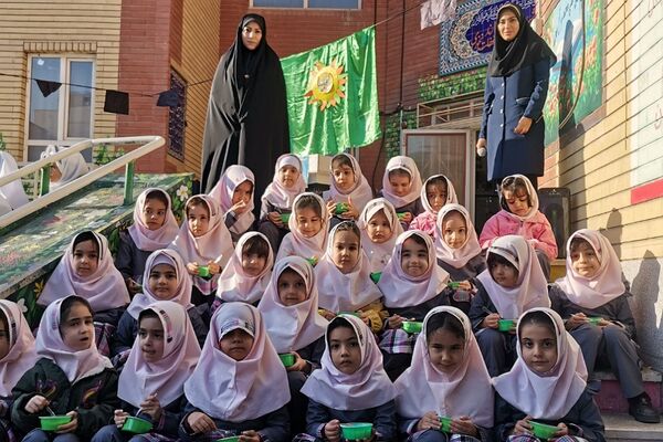 مراسم عزاداری و توزیع نذری به مناسبت ایام فاطمیه در مدارس شهرستان ورامین