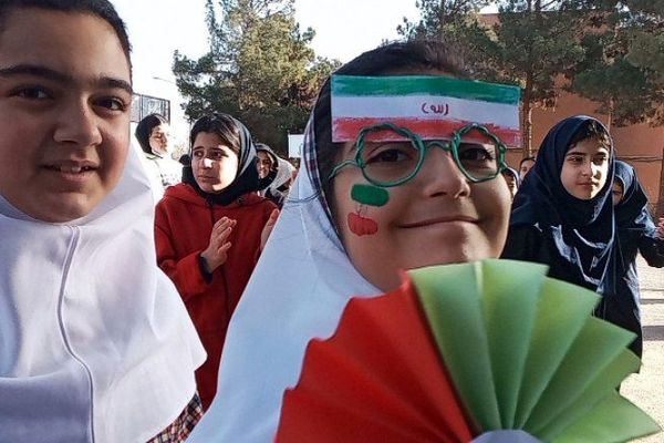 جشن انقلاب در دبستان لاله‌های انقلاب 