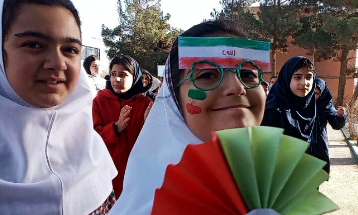جشن انقلاب در دبستان لاله‌های انقلاب 