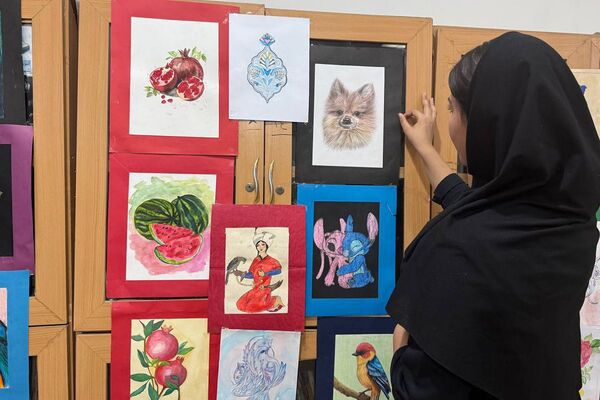 آیین افتتاحیه نمایشگاه هنری «ماها» در هنرستان شهید تاجیک بهارستان‌دو