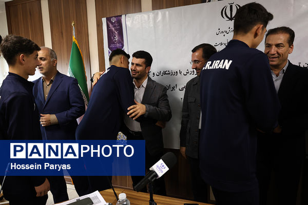 نشست صمیمی معاون تربیت بدنی و سلامت با ورزشکاران و کادر فنی تیم ملی والیبال دانش‌آموزی
