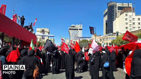 مشهد، در آغوشِ حرم، با رهبر شهید وداع کرد