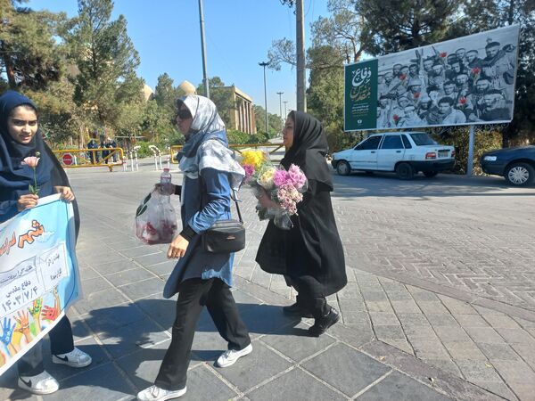 غبارروبی مزارشهدا توسط دانش‌آموزان منطقه ۱۳