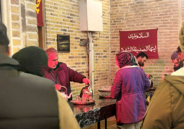 فعالیت چایخانه حضرت زهرا(س) نیشابور در هوای سرد زمستانی 