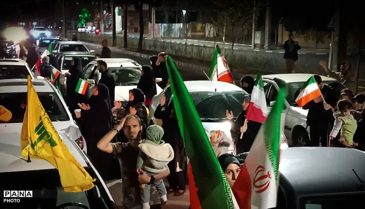 دعای مردم کرج برای پیروزی رزمندگان و تجدید بیعت با رهبر انقلاب 
