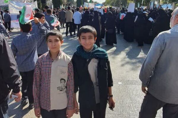 حضور پرشور دانش آموزان دبستان شاهد حیات در راهپیمایی سیزده آبان ۱۴۰۴