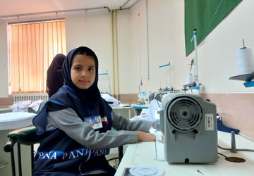 دوخت مقنعه دانش‌آموزان آباده در مدرسه بنت الهدی