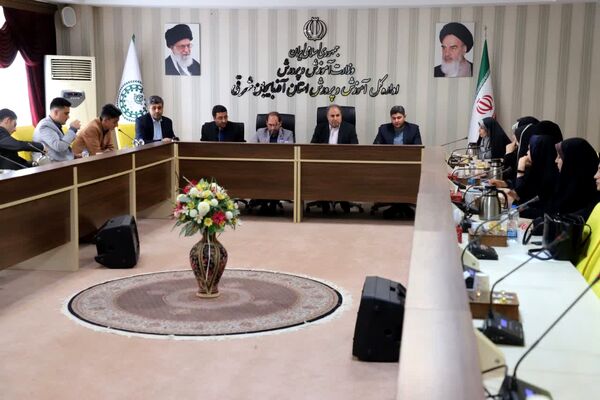 نشست مدیرکل آموزش و پرورش آذربایجان شرقی با نمایندگان مجلس دانش‌آموزی