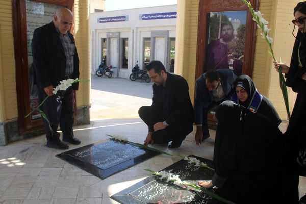 تجدید میثاق مدیر سازمان دانش آموزی استان بوشهر با شهدا