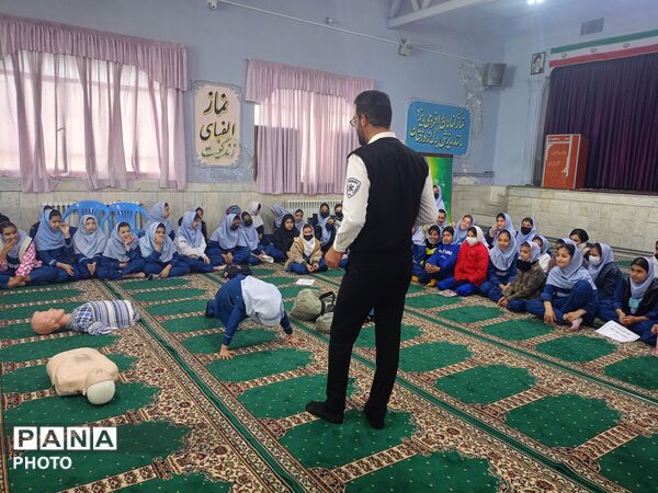 جلسه  آموزشی طرح ماهر سفیران سلامت در مدرسه بنت المهدی صدر ۲