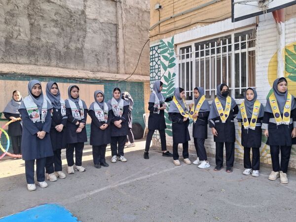 حرکات ورزشی و نمایشی در افتتاحیه المپیاد درون مدرسه‌ای