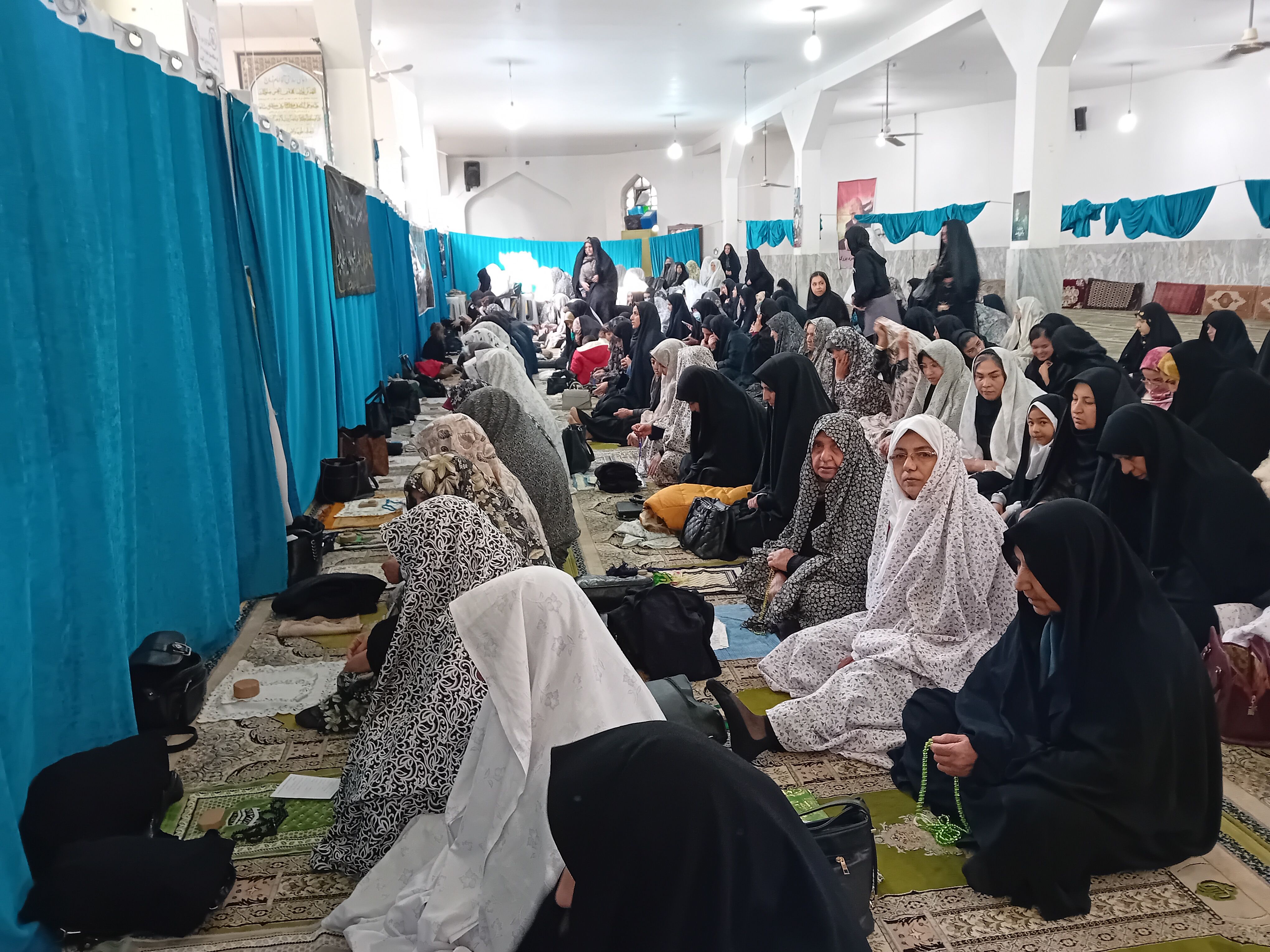 حضور دانش‌آموزان دبیرستان فاطمه الزهرا(س) و کوثر در نماز جمعه