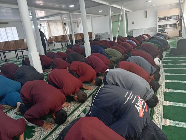 اقامه نماز جماعت به امامت امام جمعه کاشمر در دبیرستان نمونه آیت الله خامنه‌ای 
