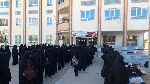 مراسم تجلیل از پرسنل زحمتکش  نیروی‌انتظامی در دبیرستان حضرت‌زینب(س) شهرستان لنده 