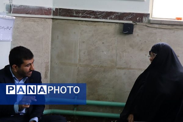 میز خدمت ویژه فرهنگیان در شهرستان پاکدشت به‌مناسبت گرامیداشت هفته معلم 