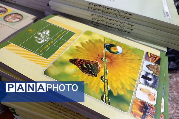 دبیرستان دخترانه بعثت۲ شهرک وایین در تدارک پروژه مهر با توزیع کتاب و لباس فرم