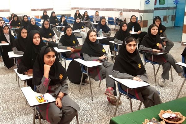 آیین تجلیل از ورودی‌های جدید دبیرستان فرزانگان قائمشهر