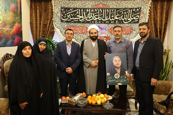 دیدار معاون پرورشی و فرهنگی با خانواده معلم شهیده فائزه رحیمی