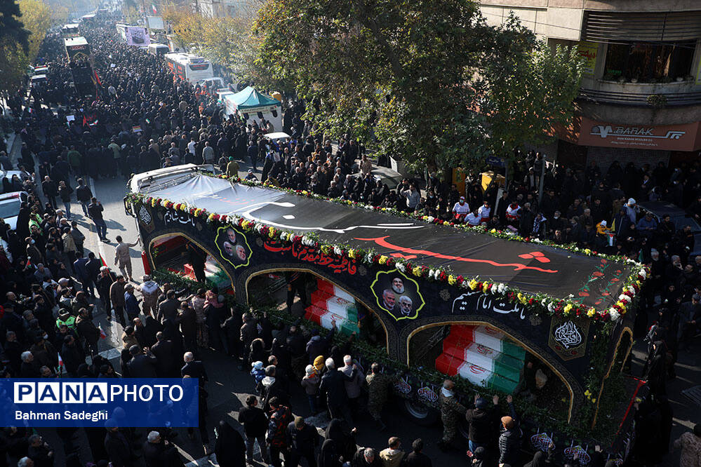 تشییع پیکرهای ۱۰۰ شهید گمنام از مقابل دانشگاه تهران
