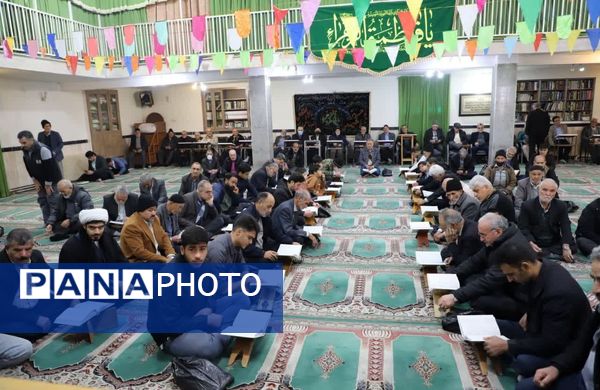 نهج‌البلاغه‌خوانی نماز‌گزاران کمالشهر پیش از خطبه‌های نماز 