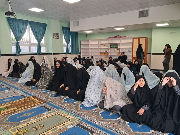 برگزاری نماز جماعت در دبیرستان شهدای فرهنگی