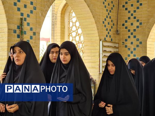 ادای احترام به شهدا توسط دانش‌آموزان دبیرستان فرهنگ ۱۳