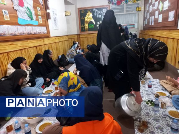 برگزاری ضیافت افطاری در دبیرستان شاهد معرفت ناحیه پنج 