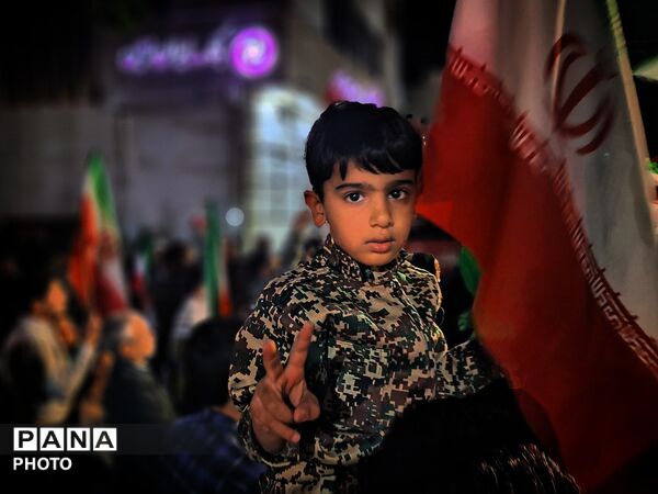 کودکان و جوانان انقلابی کاشمر در میدان خیابان