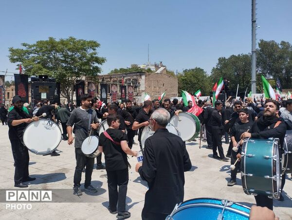 جاماندگان آذربایجان شرقی با چشمانی اشک‌بار به امید روز رجعت با رهبر شهید