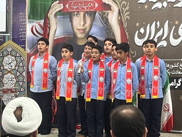 حضور قائم‌مقام معاون وزیر در سازمان دانش‌آموزی در  راهپیمایی ۱۳ آبان شهرک مروارید بندرعباس