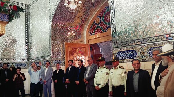 دولتمردان غبار از مزار شهدا برداشتند 