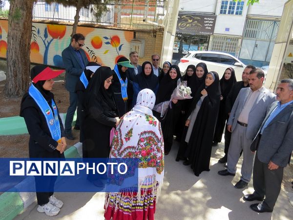 بازدید مشاور وزیر آموزش و پرورش در امور زنان از دست‌سازه‌های دانش‌آموزان دبیرستان 22 بجنورد