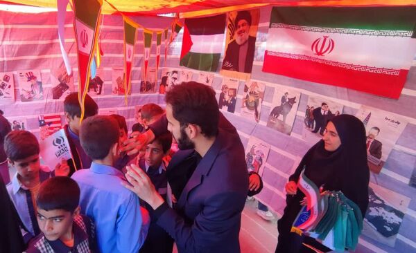 برپایی غرفه‌های سازمان دانش‌آموزی خراسان‌جنوبی در راهپیمایی 13 آبان