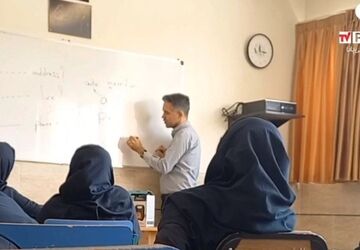 تبریک هفته معلم توسط دبیر زبان انگلیسی دبیرستان رئیس‌زاده شهرضا