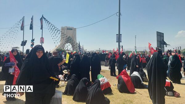 موج جمعیت در خیابان‌های تهران برای بدرقه رهبر شهید
