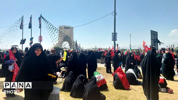 موج جمعیت در خیابان‌های تهران برای بدرقه رهبر شهید