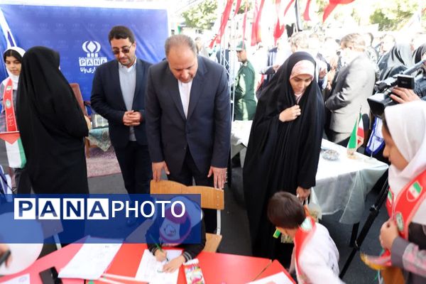  از قاب نگاه نوجوان تا فریاد «مرگ بر استکبار»