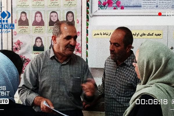 بازدید معاون آموزشی آموزش و پرورش دهگلان از مدرسه پروین اعتصامی و پیگیری اعتراضات والدین و دانش‌آموزان